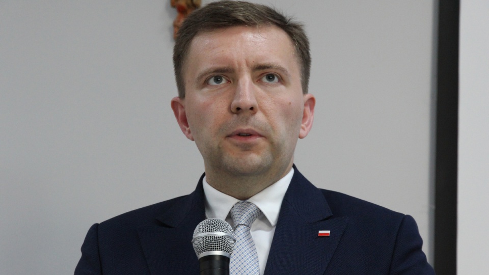 Minister Łukasz Schreiber zapewnił, że nie jest to kolejna obietnica wyborcza, ale konkretny plan dla poprawy bezpieczeństwa i komfortu podróżowania w okolicach Strzelna/fot. materiały UW