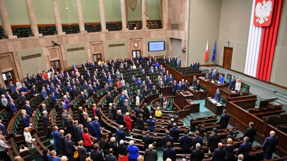 Posłowie uczcili minutą ciszy zmarłych posłów Kornela Morawieckiego i Jana Szyszkę podczas posiedzenia izby. Sejm będzie kontynuował przerwane przed wyborami ostatnie posiedzenie. Fot. PAP/Piotr Nowak