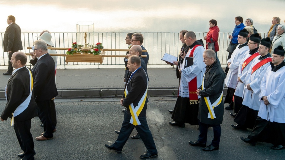 Uroczystości 35. Rocznicy Męczeńskiej Śmierci bł. ks. Jerzego Popiełuszki - procesja z relikwiami bł. ks. Jerzego na włocławskiej tamie./fot. PAP/Tytus Żmijewski