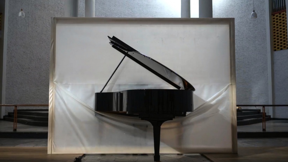 Pianiści grać będą w specjalnie zbudowane kabinie, z której wystawać będzie jedynie skrzydło fortepianu. Fot. Facebook