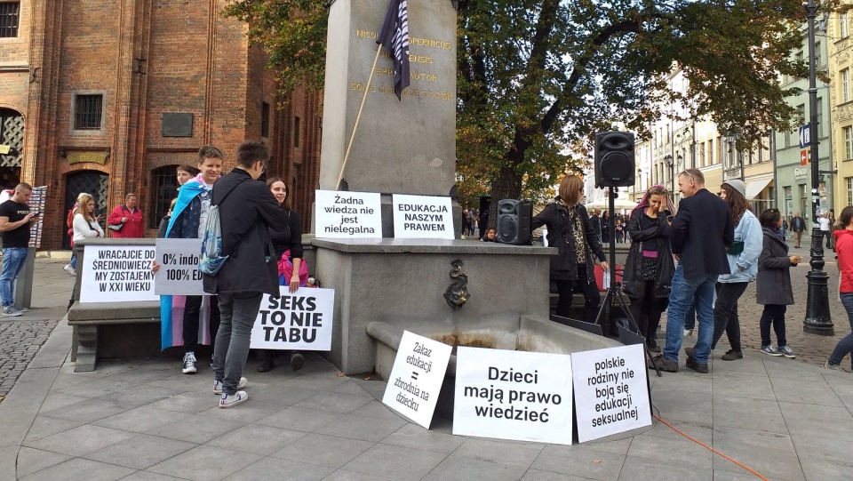 „Edukacja seksualna chroni przed przemocą seksualną” - przekonywali uczestnicy manifestacji, która odbyła się w Toruniu. Fot. Adriana Andrzejewska-Kuras