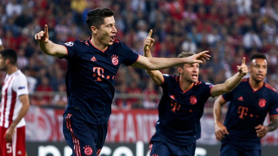 Na pierwszym planie zdjęcia Robert Lewandowski, który cieszy się z kolejnych bramek dla Bayernu (już 18) w tym sezonie. Fot. PAP/EPA/GEORGIA PANAGOPOULOU