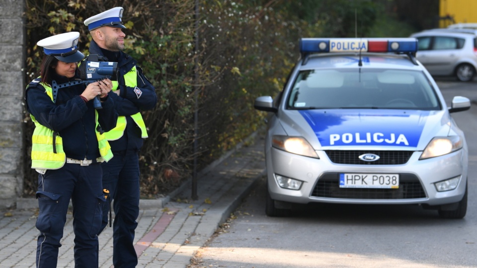 Policjanci dokonują pomiaru prędkości. Fot. PAP/Darek Delmanowicz