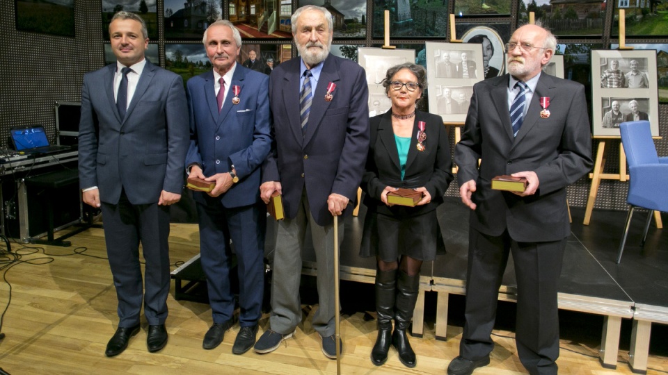 Artyści uhonorowani z okazji 30 - lecia SPP Bydgoszcz. Od lewej, obok wojewody stoi Stefan Pastuszewski, dalej Janusz Kochanowski, Jolanta Baziak - Jankowska i Wojciech Banach./fot. UW Bydgoszcz