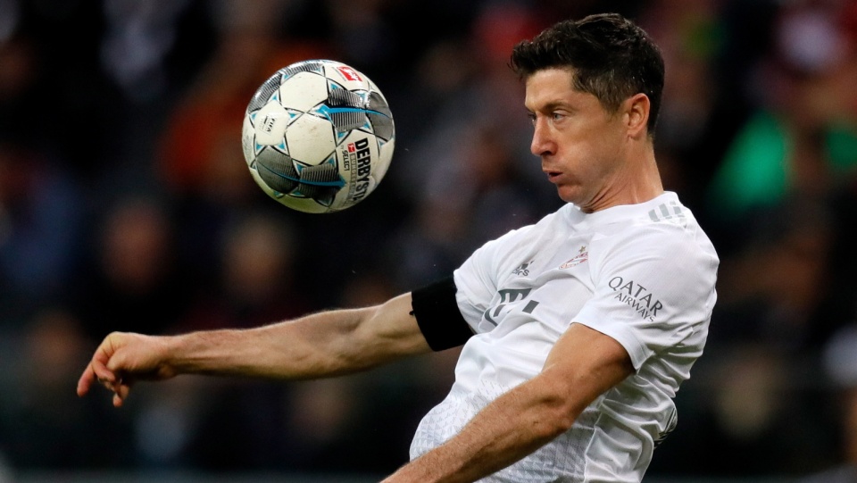Na zdjęciu Robert Lewandowski, kapitan reprezentacji Polski, który znakomicie radzi sobie w tym sezonie w barwach Bayernu Monachium. Fot. PAP/EPA/Ronald Wittek