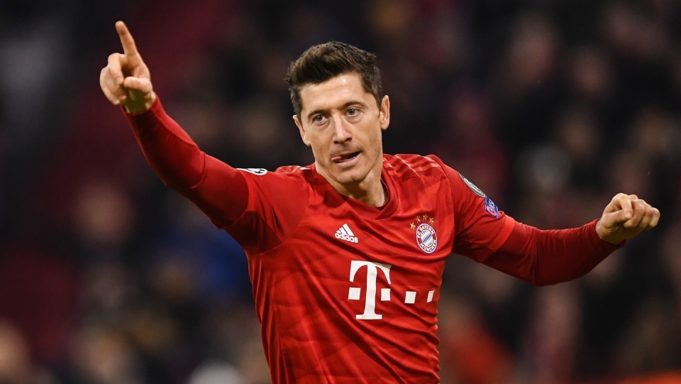 Na zdjęciu Robert Lewandowski cieszy się z bramki w meczu z Olympiakosem Pireus w 4. kolejce piłkarskiej Ligi Mistrzów 2019/2020. Fot. PAP/EPA/LUKAS BARTH-TUTTAS