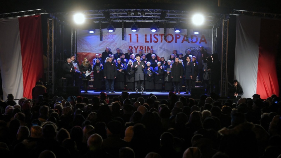 Prezydent Andrzej Duda śpiewał dziś pieśni patriotyczne z mieszkańcami Rypina. Fot. PAP/Tytus Żmijewski