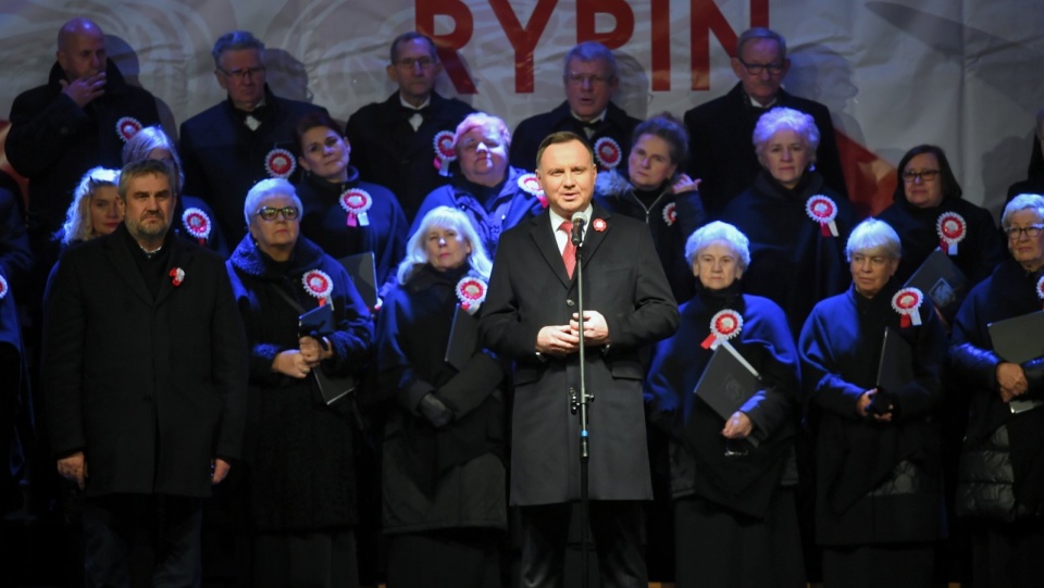 Prezydent Andrzej Duda śpiewał dziś pieśni patriotyczne z mieszkańcami Rypina. Fot. PAP/Tytus Żmijewski