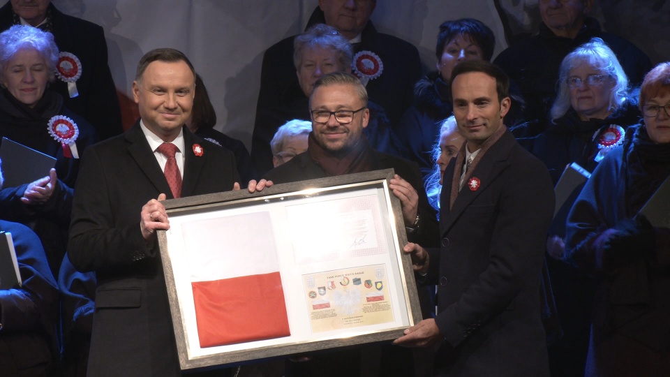 Prezydent Andrzej Duda przekazuje flagę 10 zmiany polskiego kontyngentu wojskowego w Afganistanie (jw)