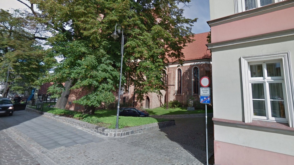 Teren wokół katedry, jak cała przestrzeń starówki, jest wyłączona z ruchu. Zdjęcie archiwalne./fot. Google Maps