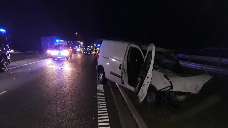 Jeden z najtragiczniejszych wypadków zdarzył się w niedzielę w miejscowości Cotoń, na drodze S5, gdzie cztery samochody osobowe zderzyły się na czasowo oddanym do użytku fragmencie drogi ekspresowej/fot. materiały policji