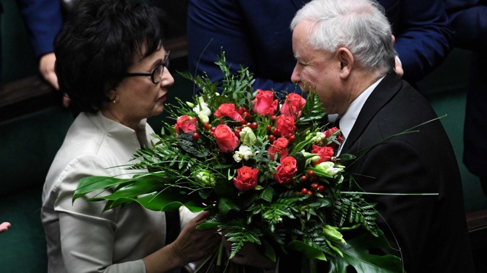 Prezes PiS Jarosław Kaczyński (P) podczas składania gratulacji nowo wybranej marszałek Sejmu IX kadencji Elżbiecie Witek. Fot. PAP/Radek Pietruszka