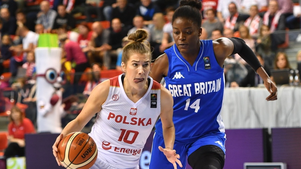 Na pierwszym planie zdjęcia Julia Adamowicz podczas meczu Polski z Wielką Brytanią w 1. kolejce eliminacji ME koszykarek. Fot. PAP/Maciej Kulczyński