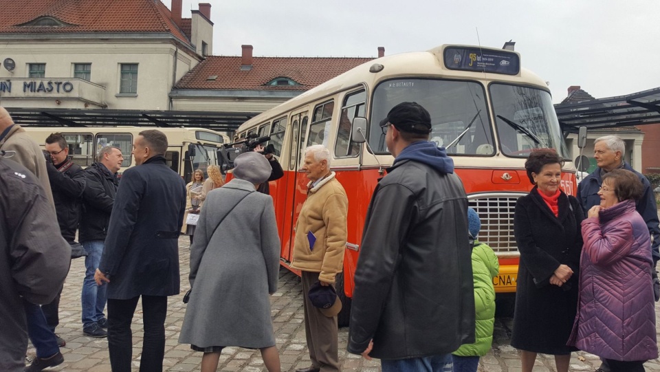 W oczekiwaniu na przejażdżkę starym jelczem. Fot. Katarzyna Prętkowska