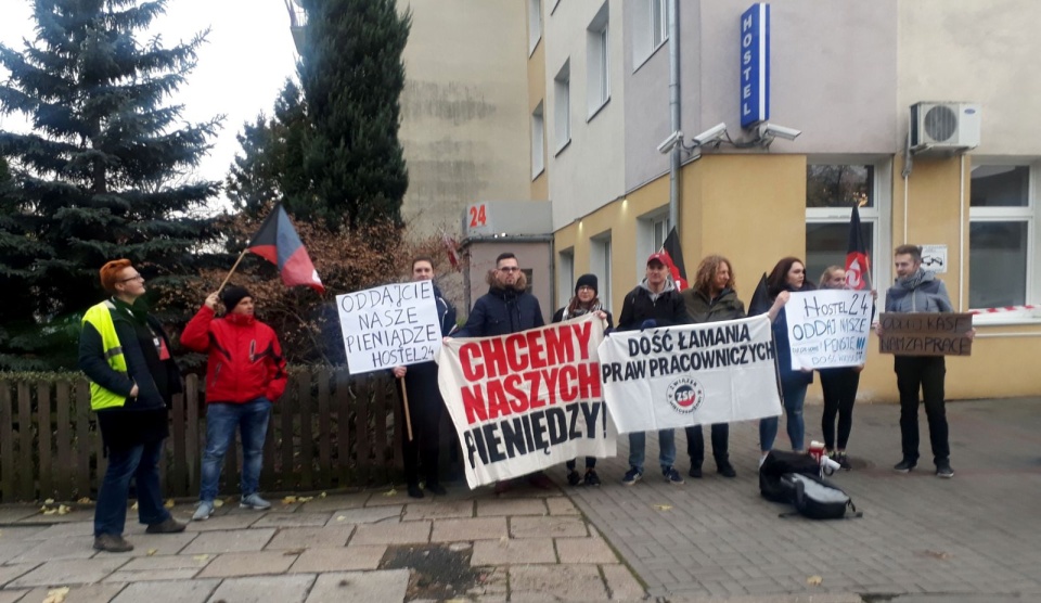 Byli pracownicy pikietowali budynek hostelu przy ul. Lelewela. Fot. Kamila Zroślak