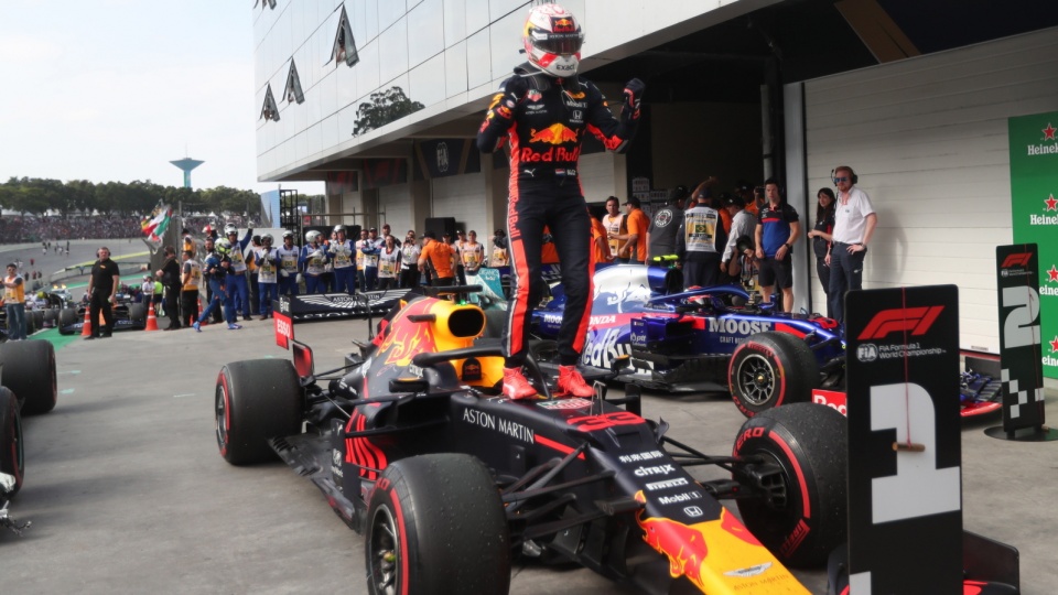 Max Verstappen cieszy się z triumfu w tegorocznym wyścigu Grand Prix Formuły 1 w Brazylii. Fot. PAP/EPA/Fernando Bizerra