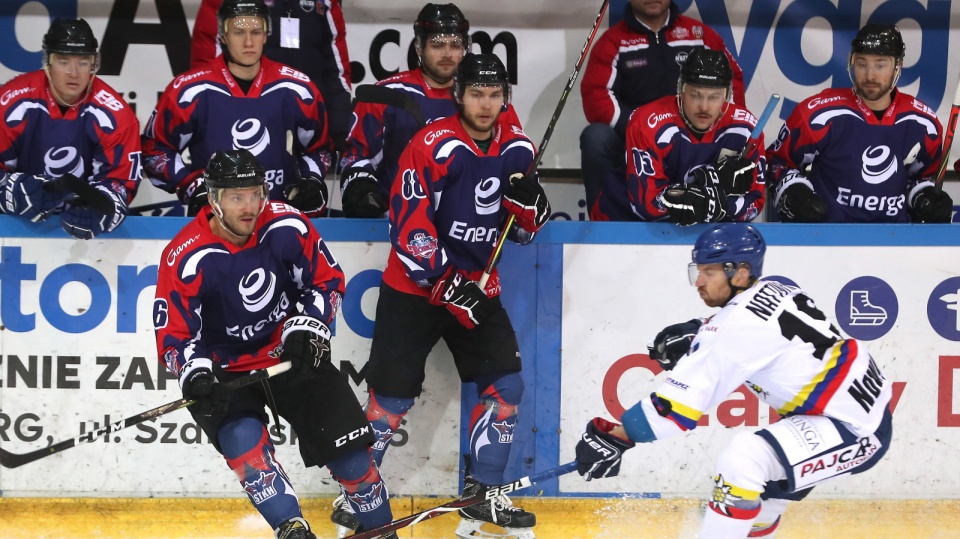 Na razie sezonu 2019/2020 w ekstralidze hokejowej zawodnicy Energi Toruń (na zdjęciu w czerwono-granatowych strojach) nie mogą zaliczyć do udanych. Fot. PAP/Grzegorz Momot