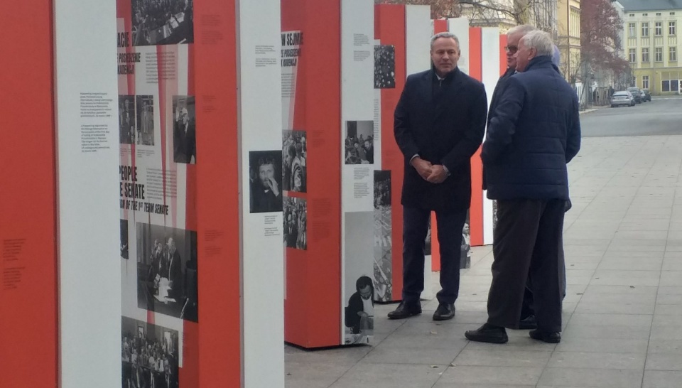 W otwarciu wystawy wzięli udział m.in. prezydent miasta Rafał Bruski oraz byli opozycjoniści: Jan Rulewski i Antoni Tokarczuk. Fotografie podziwiać można do 28 listopada. Fot. Jolanta Fischer