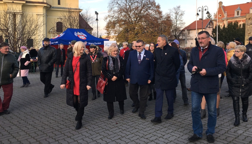 Prezydent Bydgoszczy razem z radnymi i mieszkańcami przeszedł się ulicami Starego Fordonu. Fot. Elżbieta Rupniewska