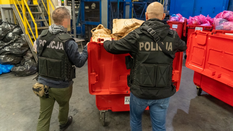 W asyście „kryminalnych” z KWP w Bydgoszczy worki z narkotykami zostały przetransportowane konwojem do spalarni. Fot. Policja