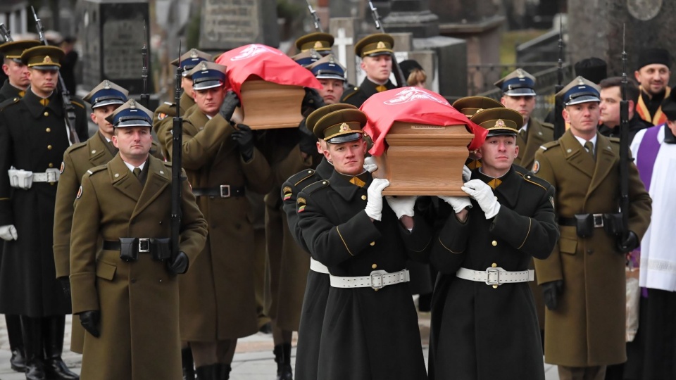 Uroczystości pogrzebowe w piątek były możliwe dzięki odnalezieniu szczątków 20 uczestników powstania - wśród nich przywódców zrywu, Wincentego Konstantego Kalinowskiego i Zygmunta Sierakowskiego - podczas prac archeologicznych na wileńskiej Górze Zamkowej. Fot. PAP/Piotr Nowak