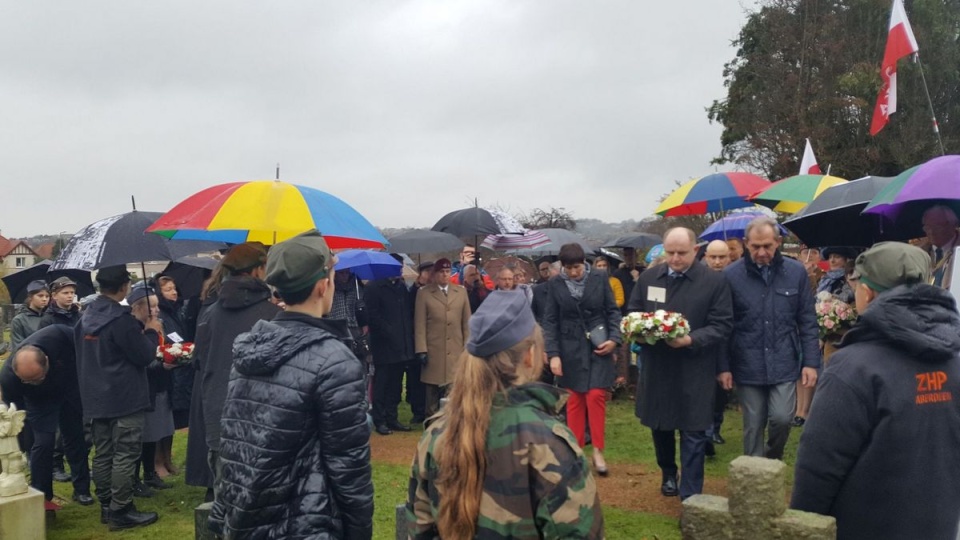 Delegacja regionu podczas uroczystości, związanych z odsłonięciem nagrobka gen. Mikołaja Osikowskiego, w hrabstwie Fife w Szkocji/fot. materiały Urzędu Marszałkowskiego