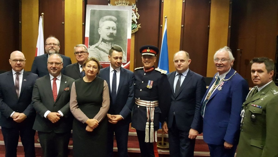 Delegacja regionu podczas uroczystości, związanych z odsłonięciem nagrobka gen. Mikołaja Osikowskiego, w hrabstwie Fife w Szkocji/fot. materiały Urzędu Marszałkowskiego