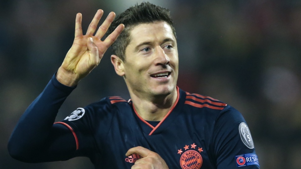 Na zdjęciu Robert Lewandowski cieszy się z czterech bramek dla Bayernu Monachium w meczu 5. kolejki Ligi Mistrzów 2019/2020. Fot. PAP/EPA/ANDREJ CUKIC