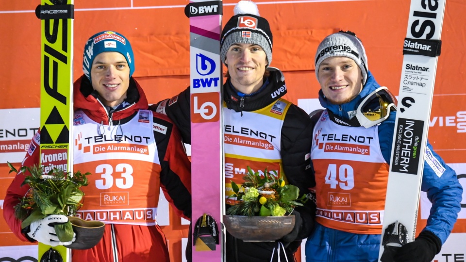 Na zdjęciu najlepsza trójka skoczków sobotniego konkursu PŚ w Kuusamo. Od lewej Philipp Aschenwald, Daniel Andre Tande i Anze Lanisek. Fot. PAP/EPA/KIMMO BRANDT
