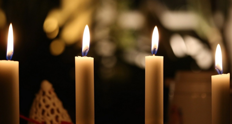 Cztery świece symbolizują w Adwencie jego cztery kolejne niedziele. Wskazują także na cztery najważniejsze etapy w historii zbawienia./fot. Pixabay