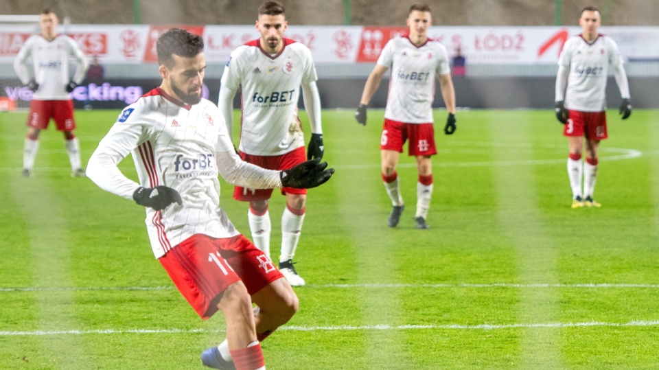 Na zdjęciu piłkarze ŁKS-u Łódź w meczu z Cracovią Kraków w 17. kolejce ekstraklasy piłkarskiej 2019/2020. Fot. PAP/Grzegorz Michałowski