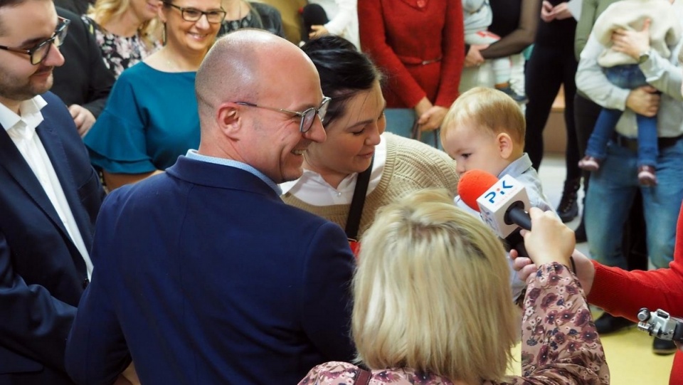 Symboliczny klucz do nowego żłobka prezydent miasta Marek Wojtkowski przekazał na ręce pani Pauliny i jej synka Oliwiera/fot. Facebook