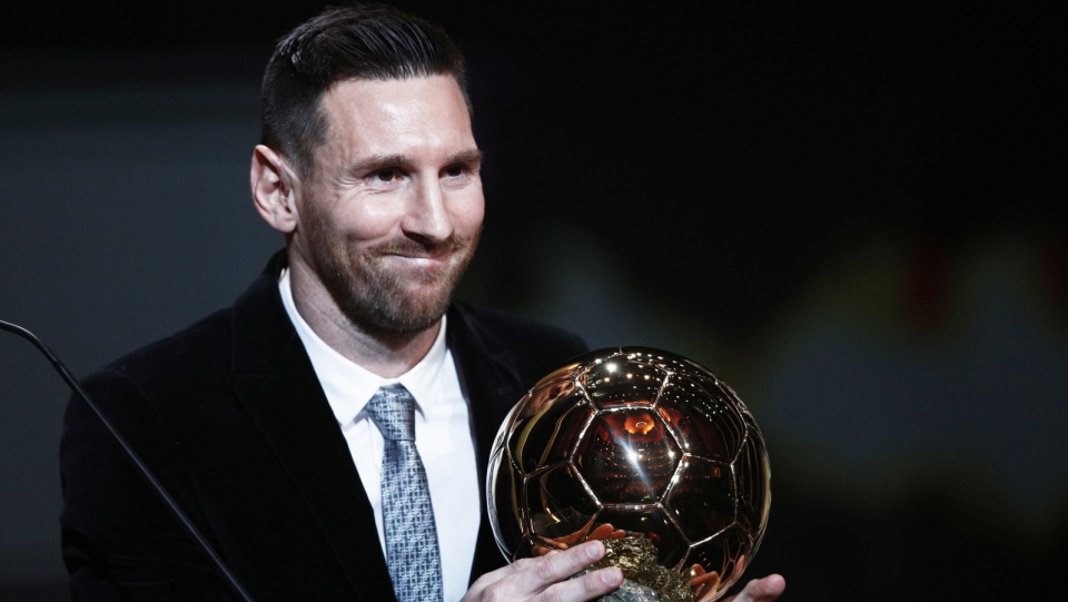 Na zdjęciu Lionel Messi, który w poniedziałek w Paryżu po raz 6. w karierze wygrała Złotą Piłkę. Fot. PAP/EPA/YOAN VALAT