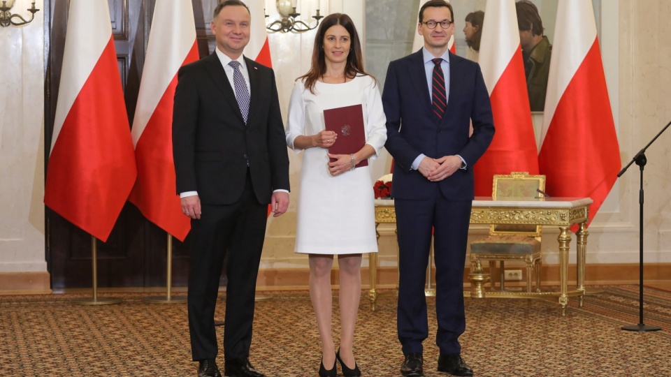 Prezydent Andrzej Duda, Danuta Dmowska-Andrzejuk, premier Mateusz Morawieck podczas uroczystości w Pałacu Prezydenckim w Warszawie. Fot. PAP/Paweł Supernak