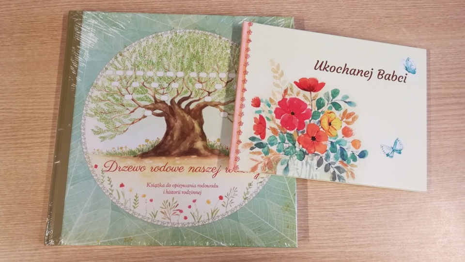 Album "Drzewo rodowe naszej rodziny" i książka-laurka "Ukochanej Babci"/fot. mg