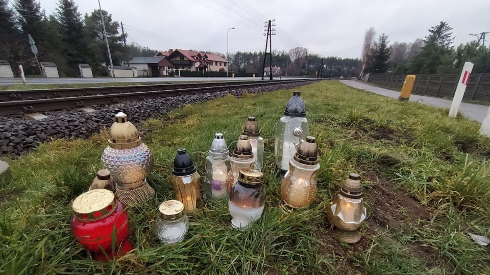 Przy przejeździe, na którym zginął Janusz Dzięcioł, płoną znicze/fot. Marcin Doliński