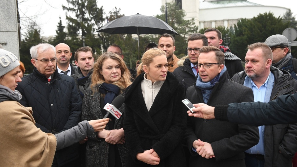 Przewodniczący Unii Pracy Waldemar Witkowski (L), posłanka KO Katarzyna Piekarska (2L), liderka Inicjatywy Polska Barbara Nowacka (C) i poseł KO Dariusz Joński (2P) podczas konferencji prasowej partii Inicjatywa Polska, przed Radą Krajową Inicjatywy Polska z udziałem prezydium Unii Pracy w Warszawie. Fot. PAP/Radek Pietruszka