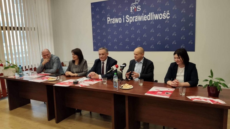 Bydgoska konferencja poświęcona kresowej akcji w: Ewa Kozanecka - Poseł na Sejm RP, Mirosław Jamroży - koordynator akcji na terenie województwa kujawsko-pomorskiego, Mariusz Kawczyński - Wiceprzewodniczący Zarządu Regionu Toruński-Włocławskiego NSZZ Solidarność.