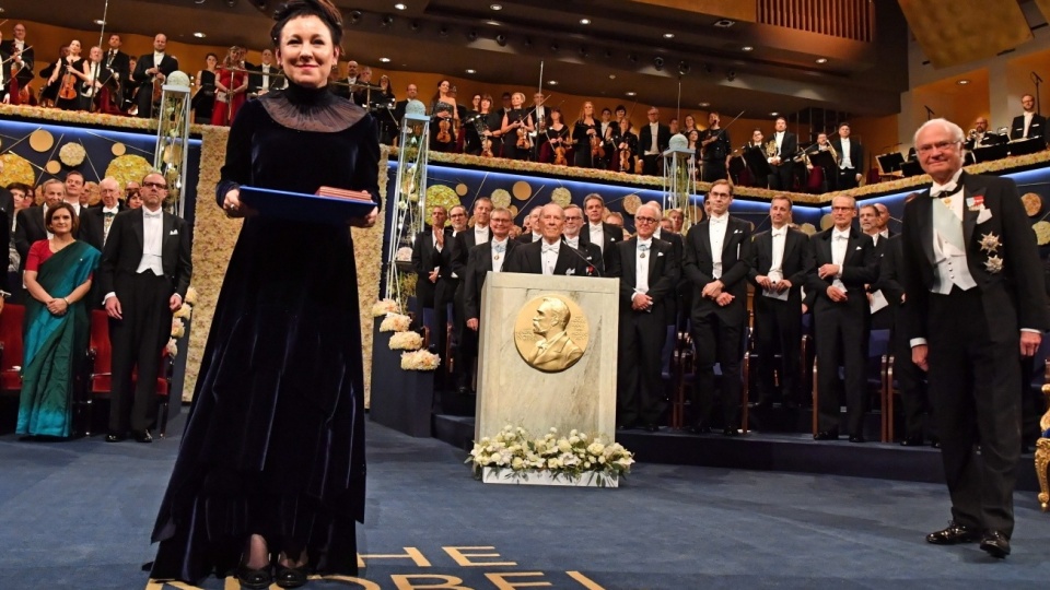Laureatka literackiego Nobla za rok 2018, Olga Tokarczuk, odebrała dyplom i medal noblowski z rąk króla Karola XVI Gustawa. Fot. PAP/EPA