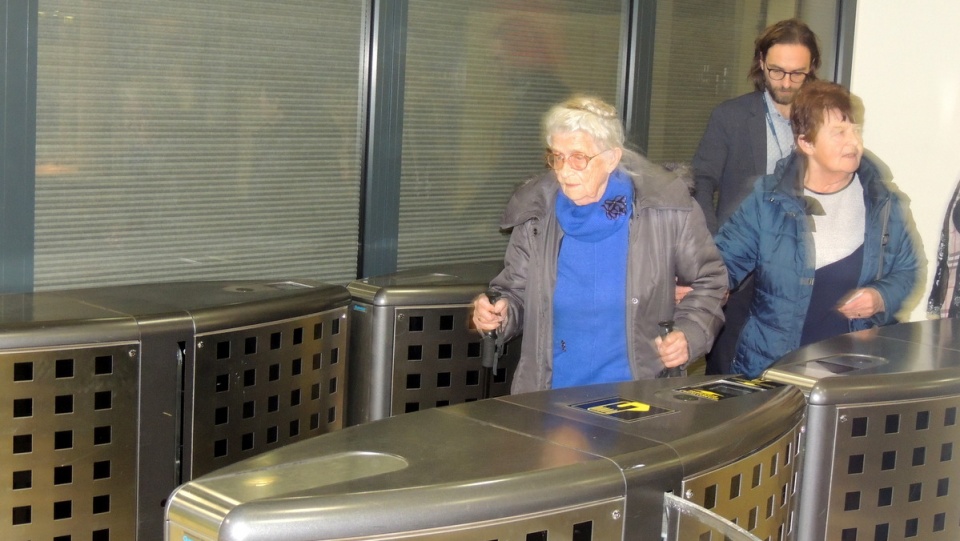 Dla pani Aurelii z Torunia, wiek - 102 lata - nie stanowi przeszkody przed podróżowaniem. Właśnie poleciała do warszawy./fot. Tatiana Adonis