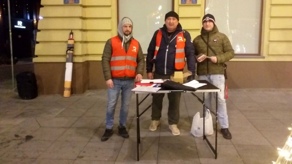 Na bydgoskim Starym Rynku, Stowarzyszenie Roty Marszu Niepodległości zbierało podpisy pod projektem ustawy „Stop 447”./fot. Damian Klich