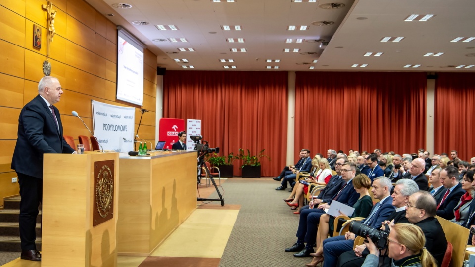 Wicepremier, minister aktywów państwowych Jacek Sasin przemawia podczas konferencji „Przedsiębiorczość w Polsce-Nowe perspektywy rozwoju” w Toruniu. Fot. PAP/Tytus Żmijewski