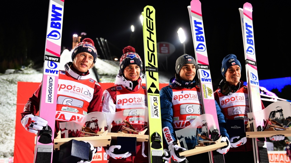 Na zdjęciu polscy skoczkowie, triumfatorzy drużynowego konkursu Pucharu Świata 2019 w Klingenthal. Od lewej Dawid Kubacki, Kamil Stoch, Jakub Wolny i Piotr Żyła. Fot. PAP/FILIP SINGER