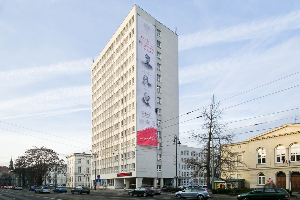 Ogromnych rozmiarów plakat przedstawia wizerunki ojców bydgoskiej niepodległości: generała Józefa Dowbor-Muśnickiego, Jana Biziela i Jana Maciaszka. Fot. Nadesłane