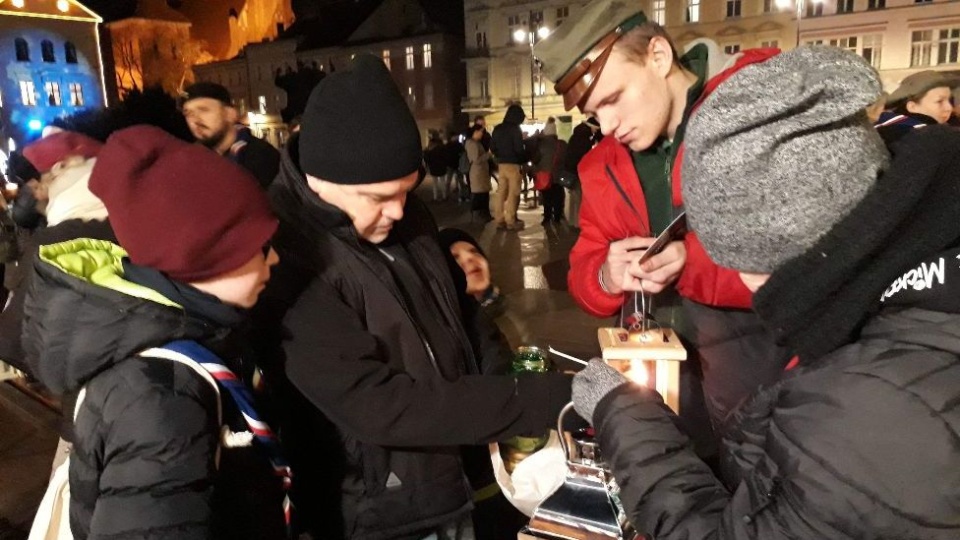 Harcerze obdarowali bydgoszczan Betlejemskim Światło Pokoju - z Groty Narodzenia Pańskiego w Betlejem. Fot. Kamila Zroślak