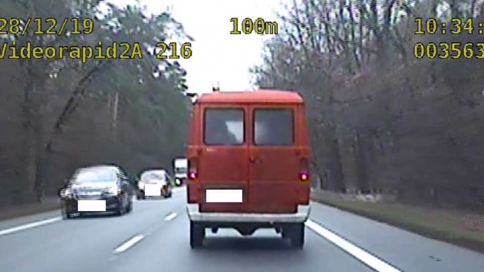 Kierowca czerwonego lublina używał zakazanego sygnału świetlnego i dźwięku./fot. Policja