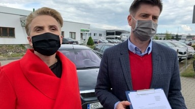 Posłowie Lewicy przed drukarnią w Brodnicy. Pytali o rządowe zlecenie wyborcze