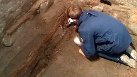Student Remigiusz pracuje w miejscu odkrycia pochówku mężczyzny w trumnie./fot. prof. Krystyna Sulkowska- Tuszyńska