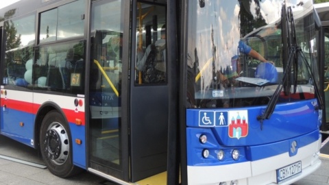 Znany policji pseudokibic pobił pasażera autobusu. Zgarnął...20 złotych