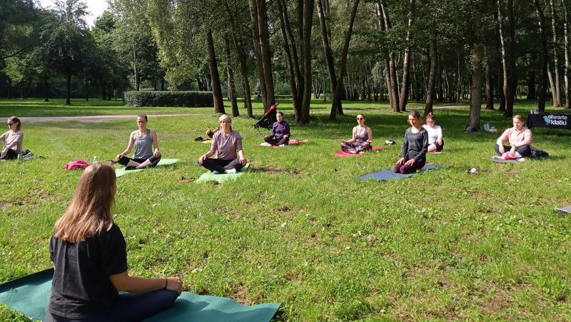 Mieszkańcy Torunia uprawiają dziś jogę z „Otwartymi Klatkami”. Fot. Katarzyna Prętkowska